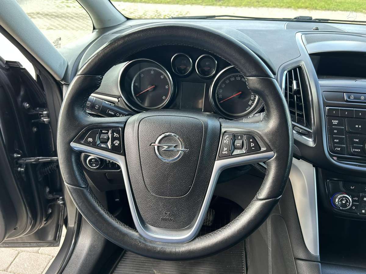 Opel Zafira 2013 — photo 16