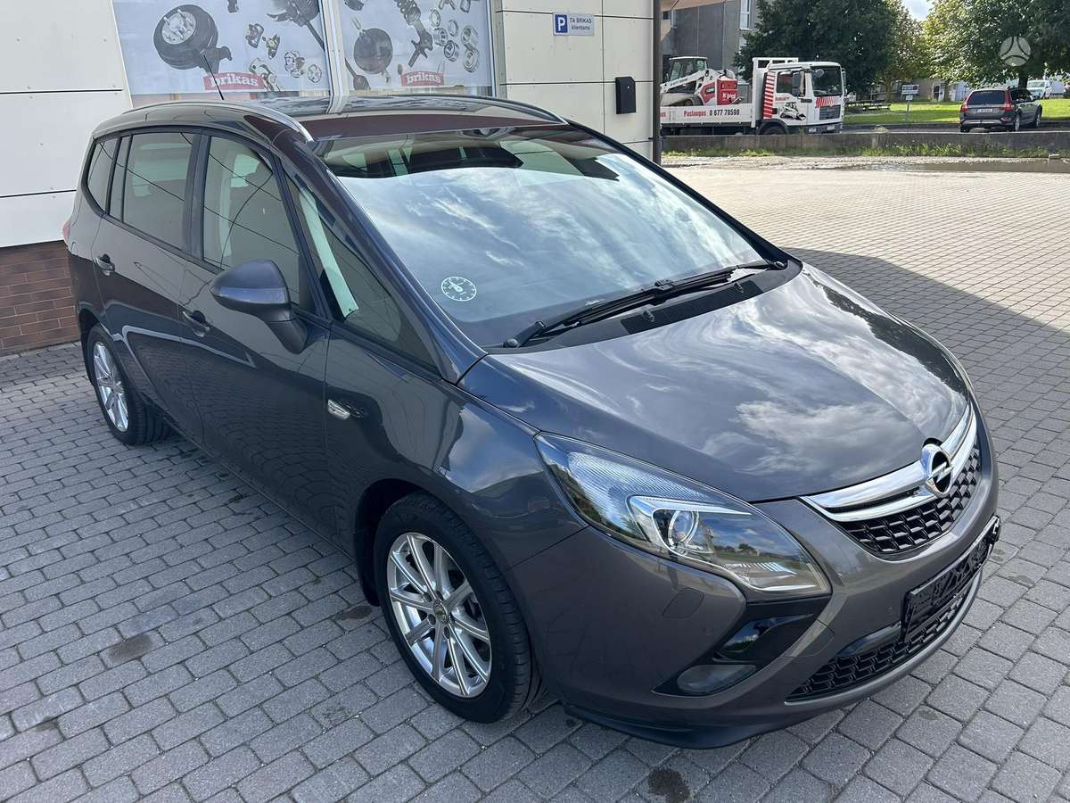 Opel Zafira 2013 — rear view
