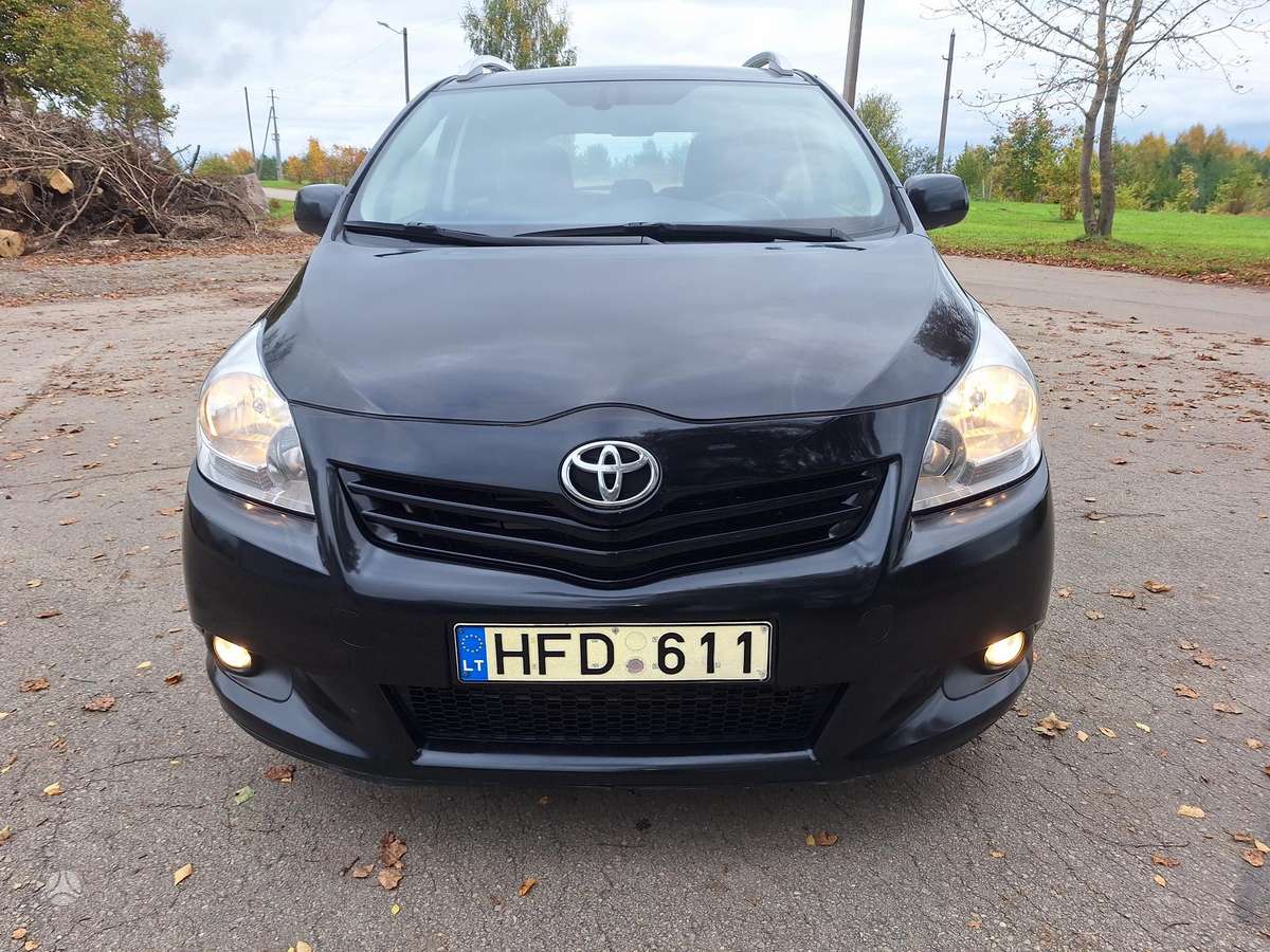 Toyota Verso 2009 — салон