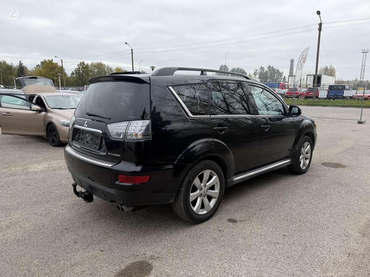Mitsubishi Outlander 2011 — салон