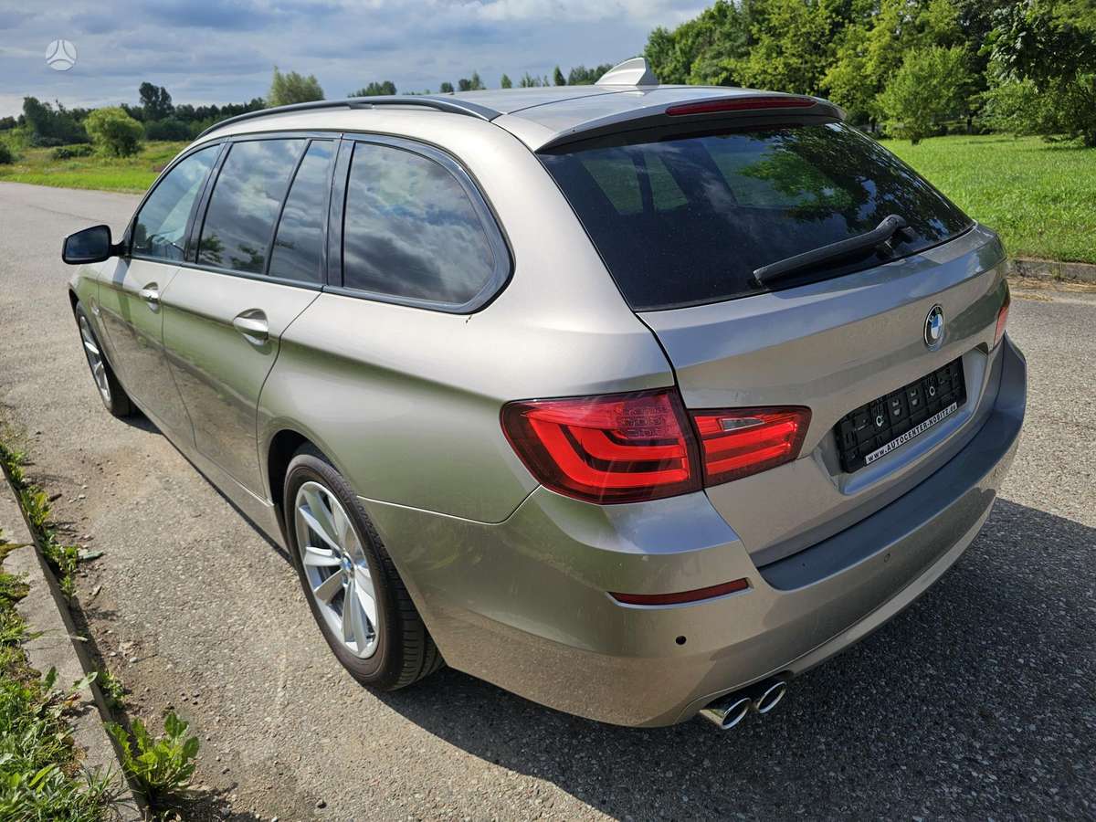 BMW 530 2011 — вигляд ззаду