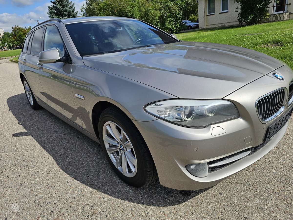BMW 530 2011 — салон