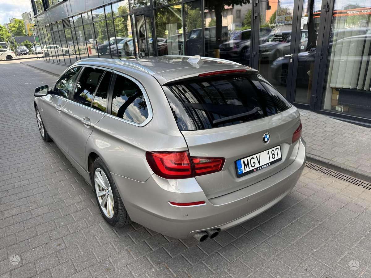 BMW 520 2011 — вигляд ззаду