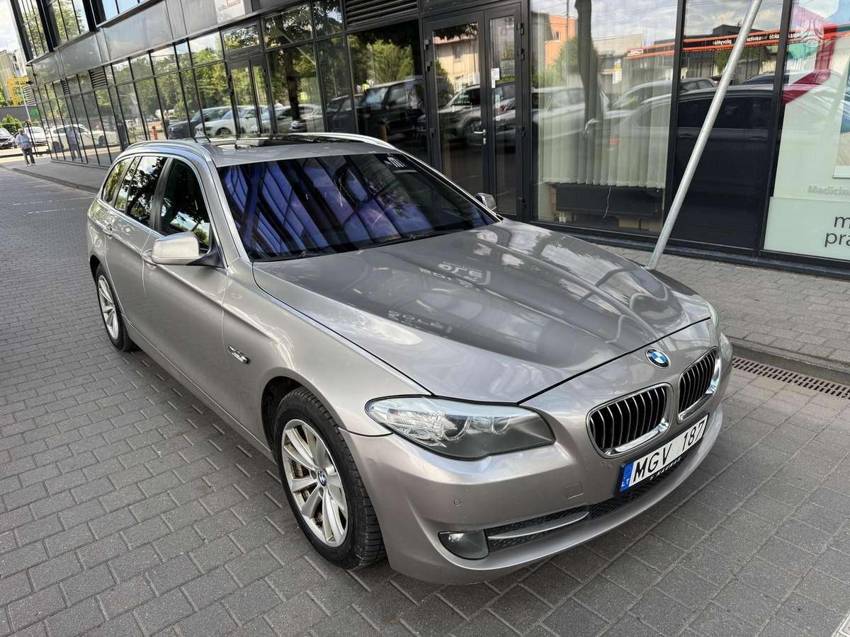 BMW 520 2011 — салон