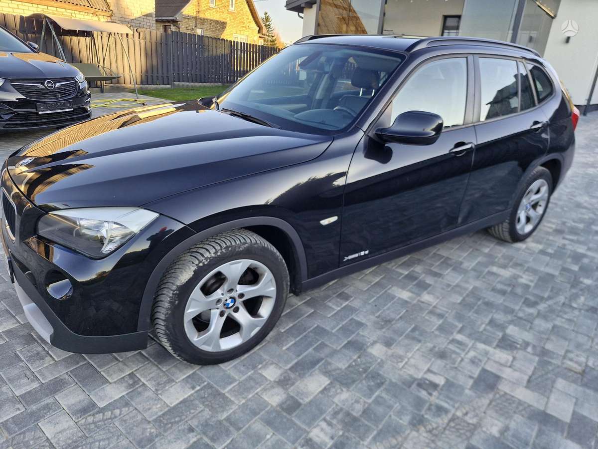 BMW X1 2011 — салон