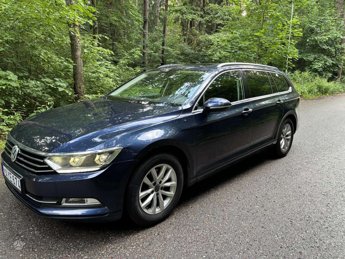 Volkswagen Passat 2015 — rear view