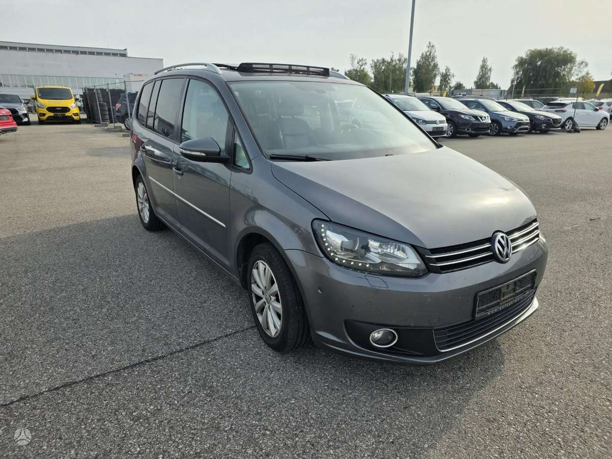 Volkswagen Touran 2012 — салон