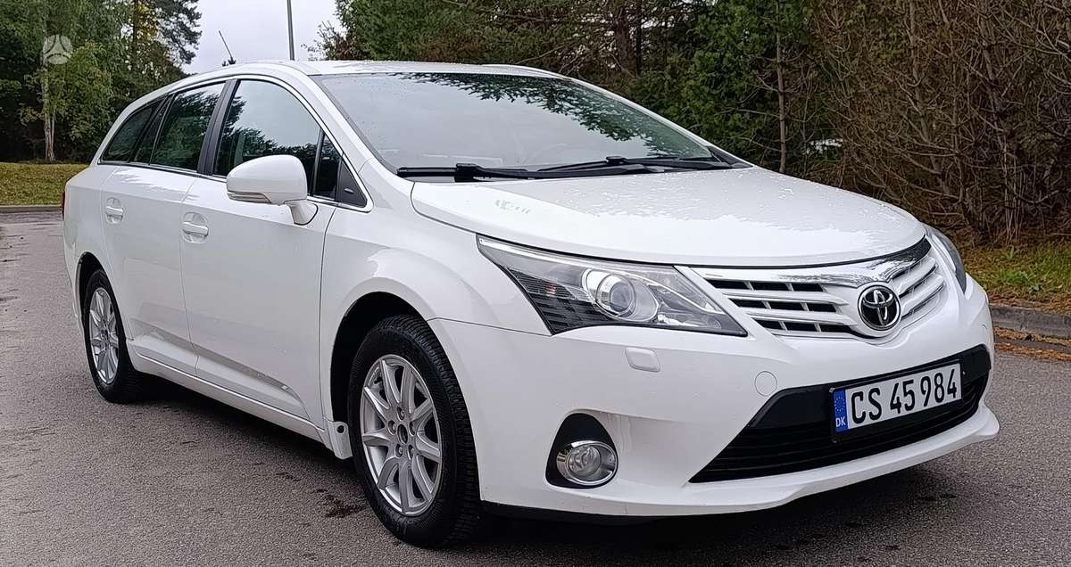 Toyota Avensis 2012 — вигляд ззаду