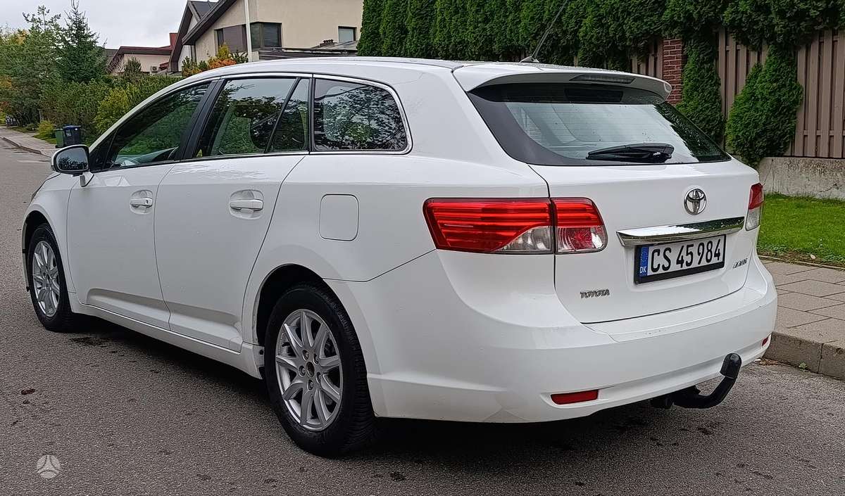 Toyota Avensis 2012 — салон