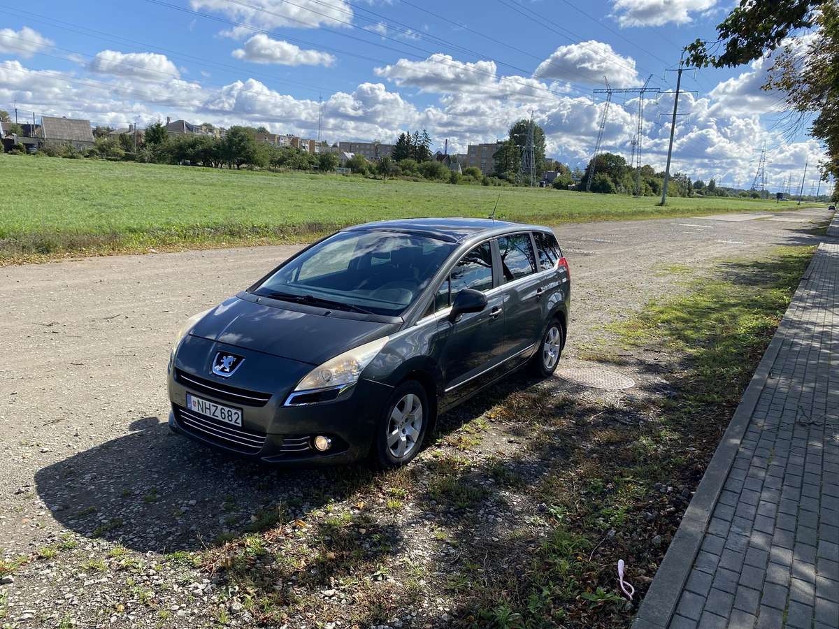 Peugeot 5008 2010 — rear view