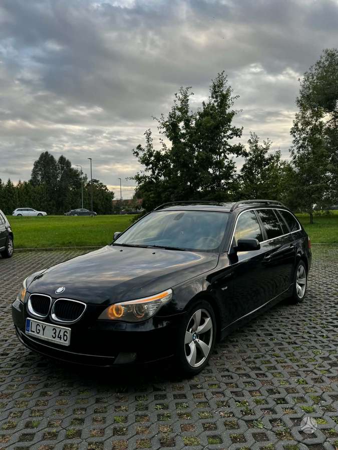BMW 520 2009 — rear view