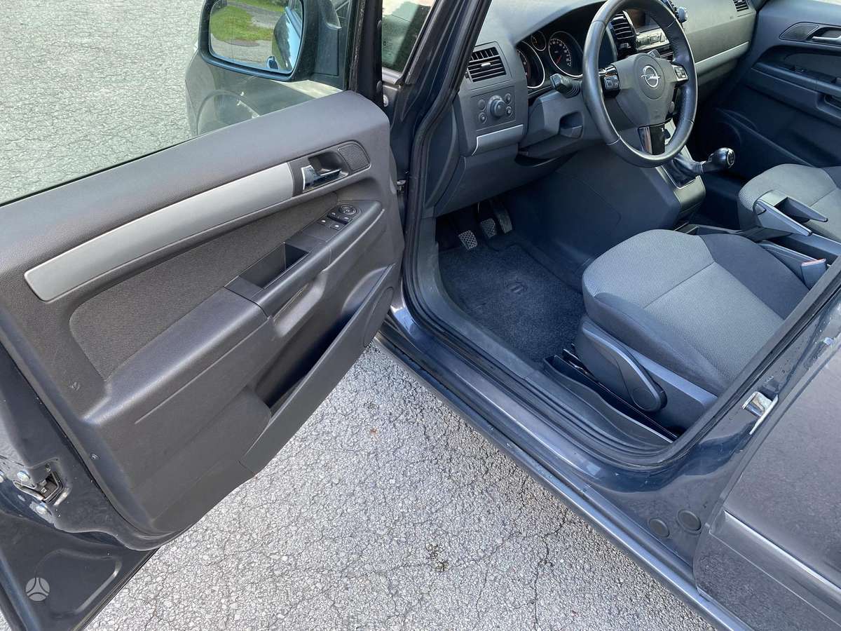 Opel Zafira 2013 — photo 11