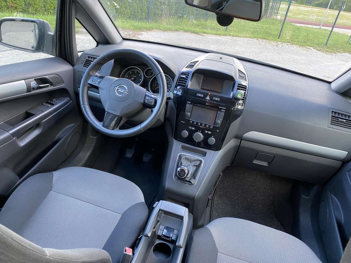 Opel Zafira 2013 — photo 12