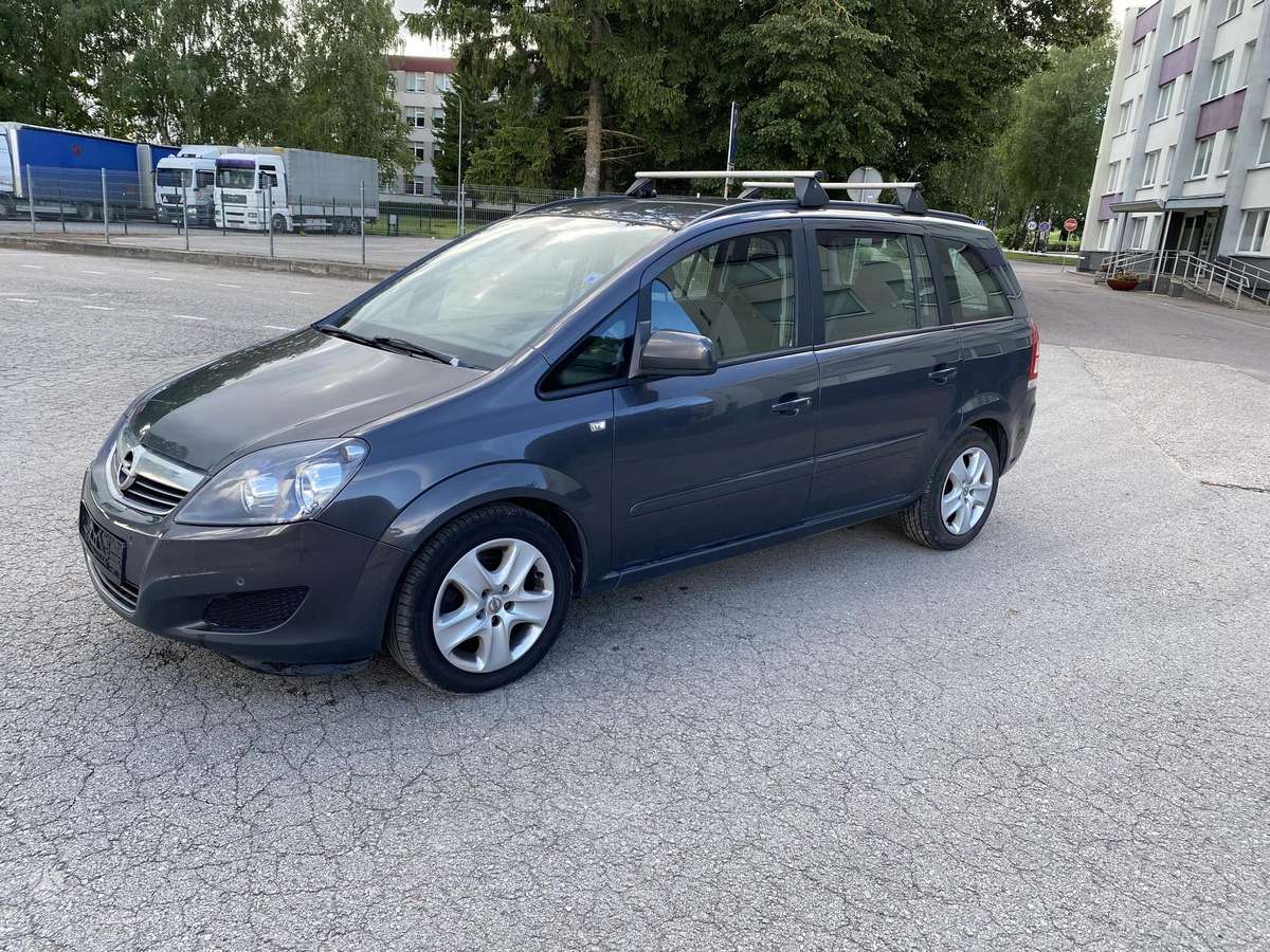 Opel Zafira 2013 — rear view