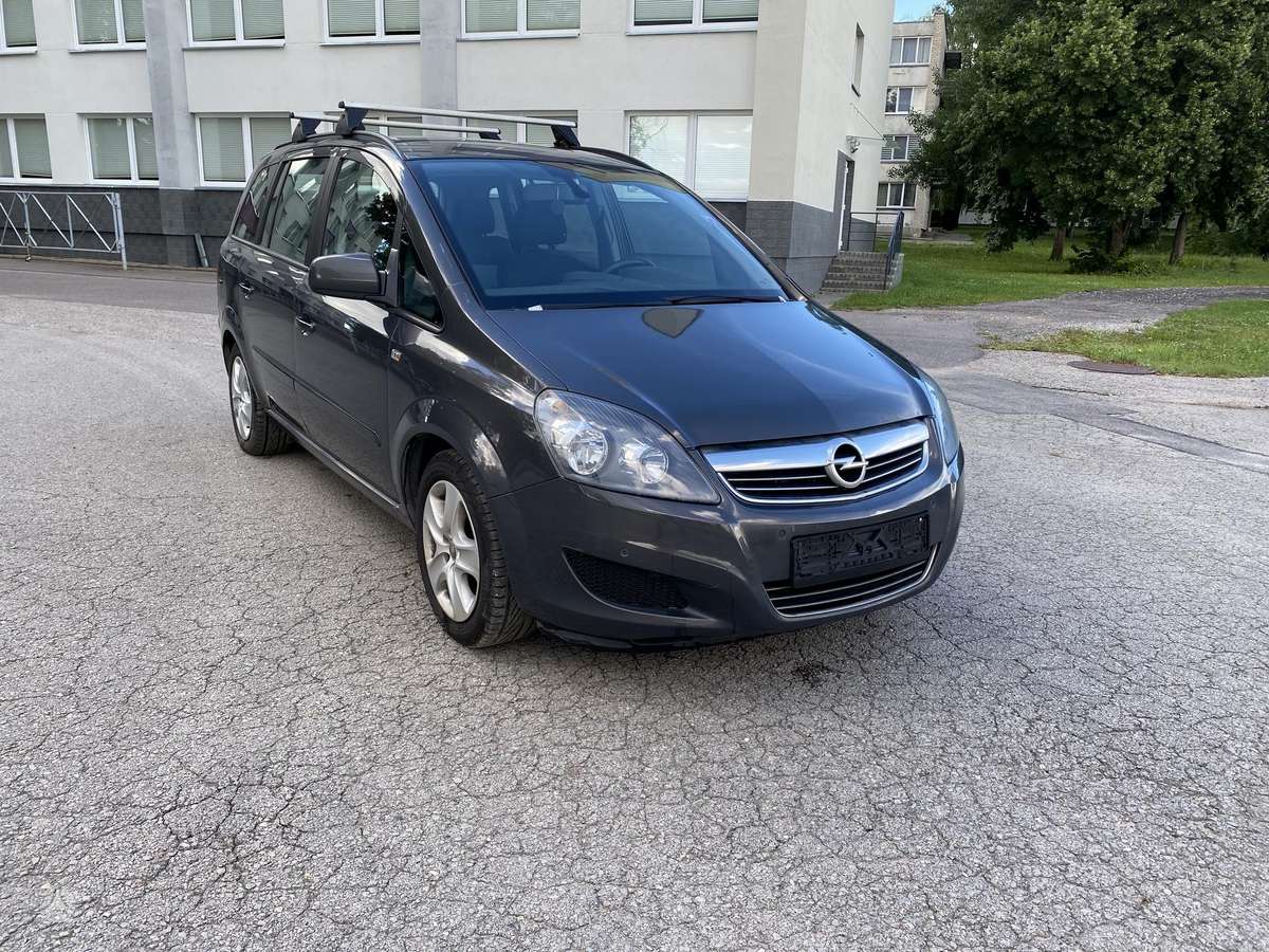 Opel Zafira 2013 — interior