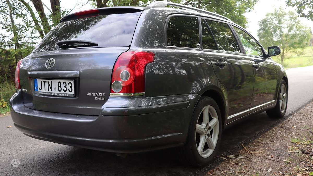 Toyota Avensis 2006 — rear view