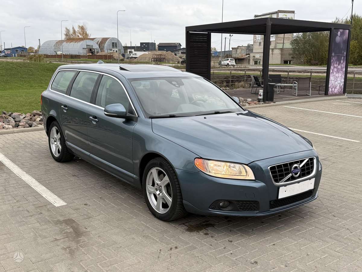 Volvo V70 2012 — вигляд ззаду