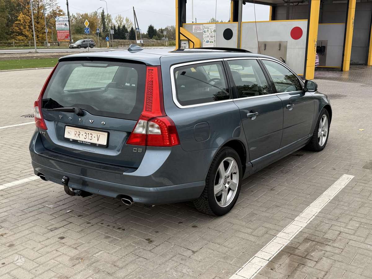 Volvo V70 2012 — двигун 2400 cm³, 215 HP (158kW)