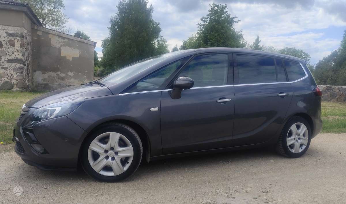 Opel Zafira 2012 — вигляд ззаду