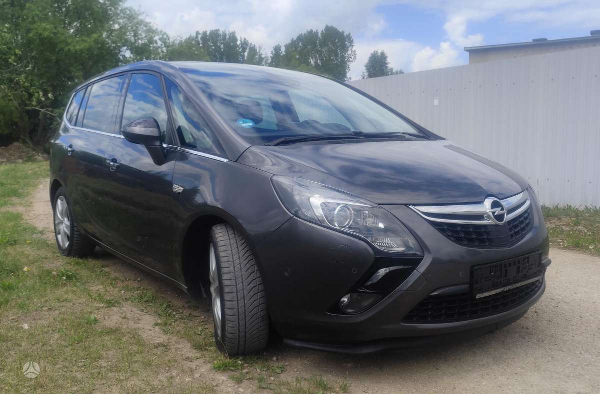 Opel Zafira 2012 — салон