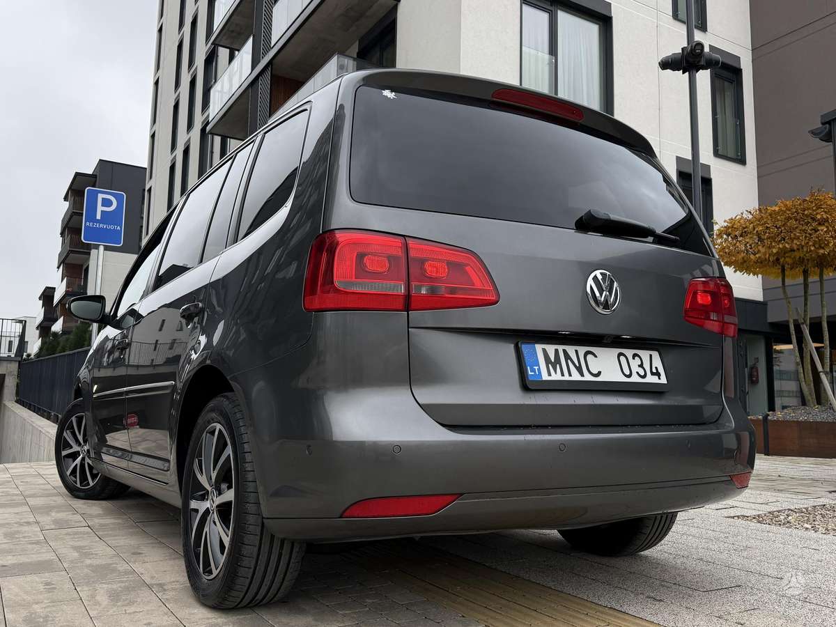 Volkswagen Touran 2012 — rear view