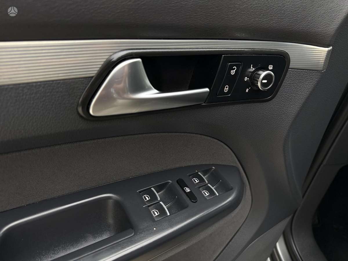 Volkswagen Touran 2012 — photo 31