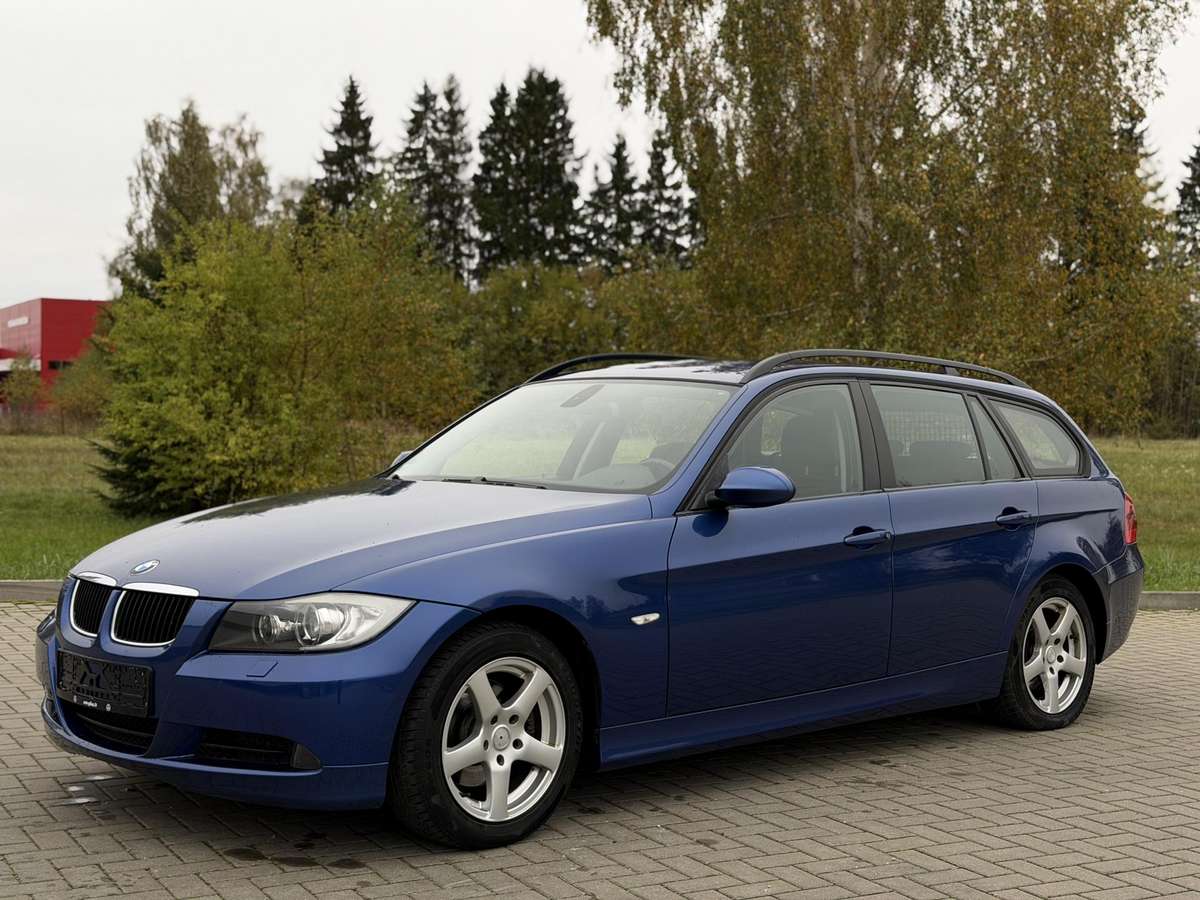 BMW 320 2006 — салон
