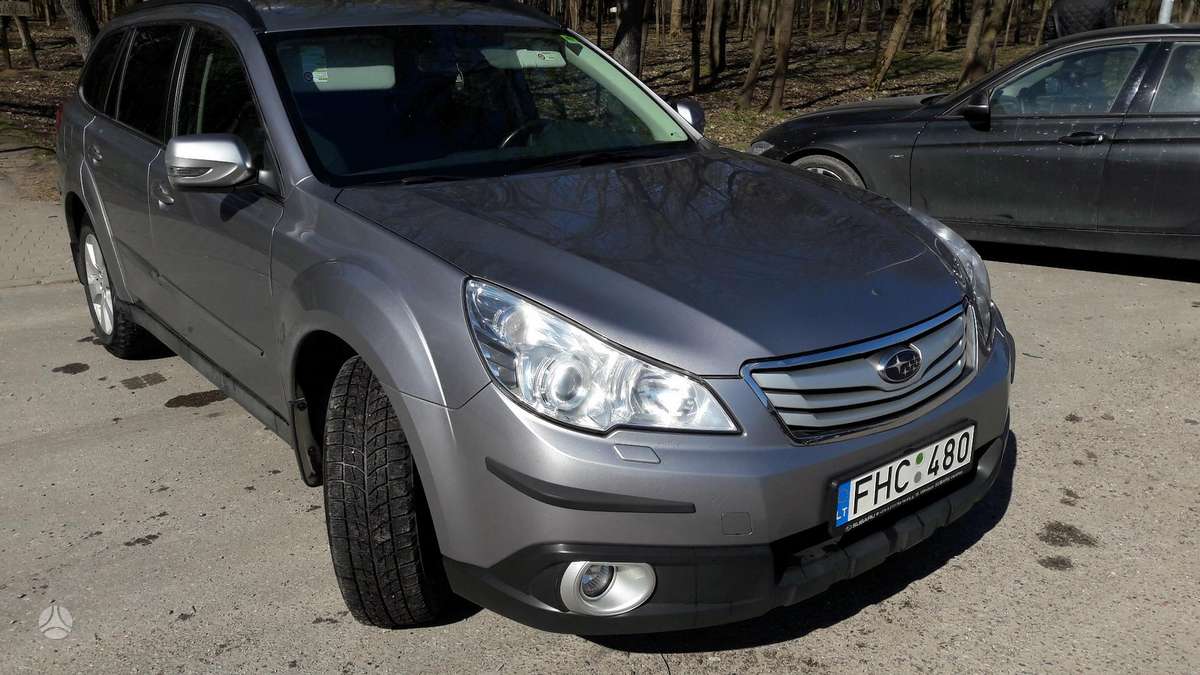 Subaru Outback 2011 — rear view