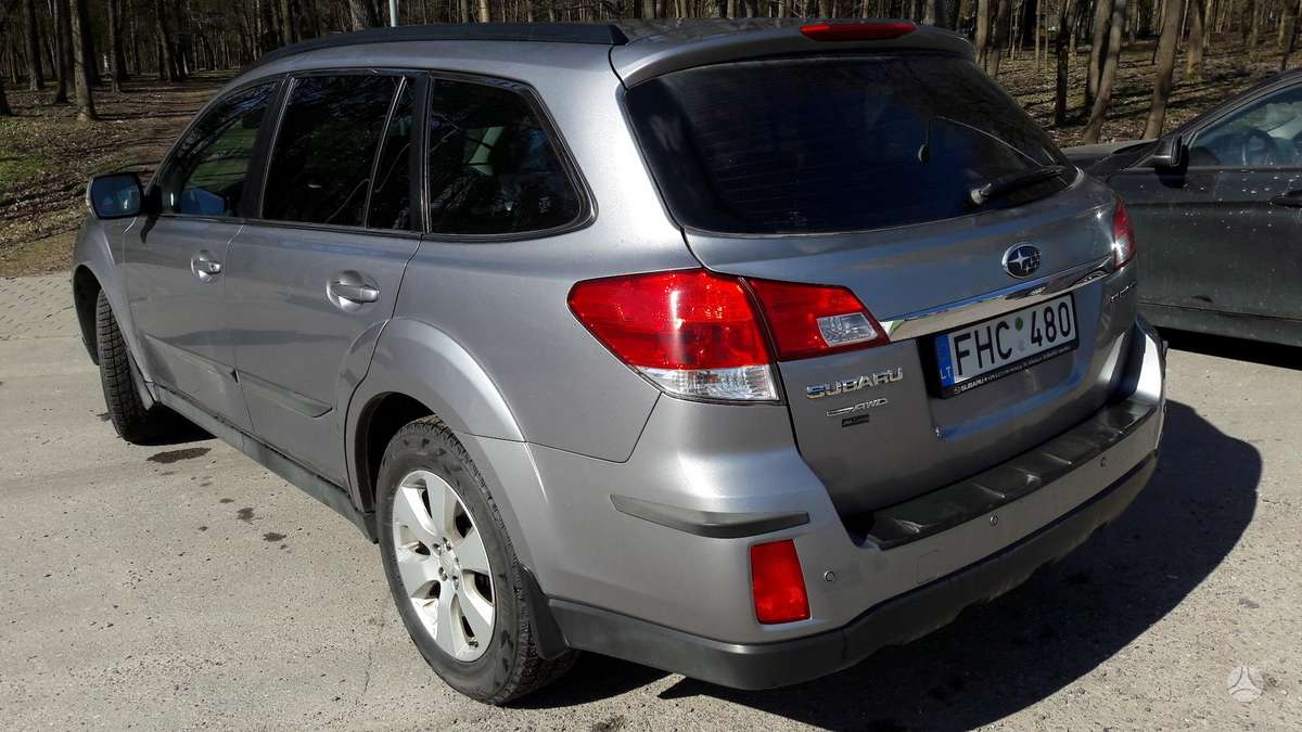 Subaru Outback 2011 — interior