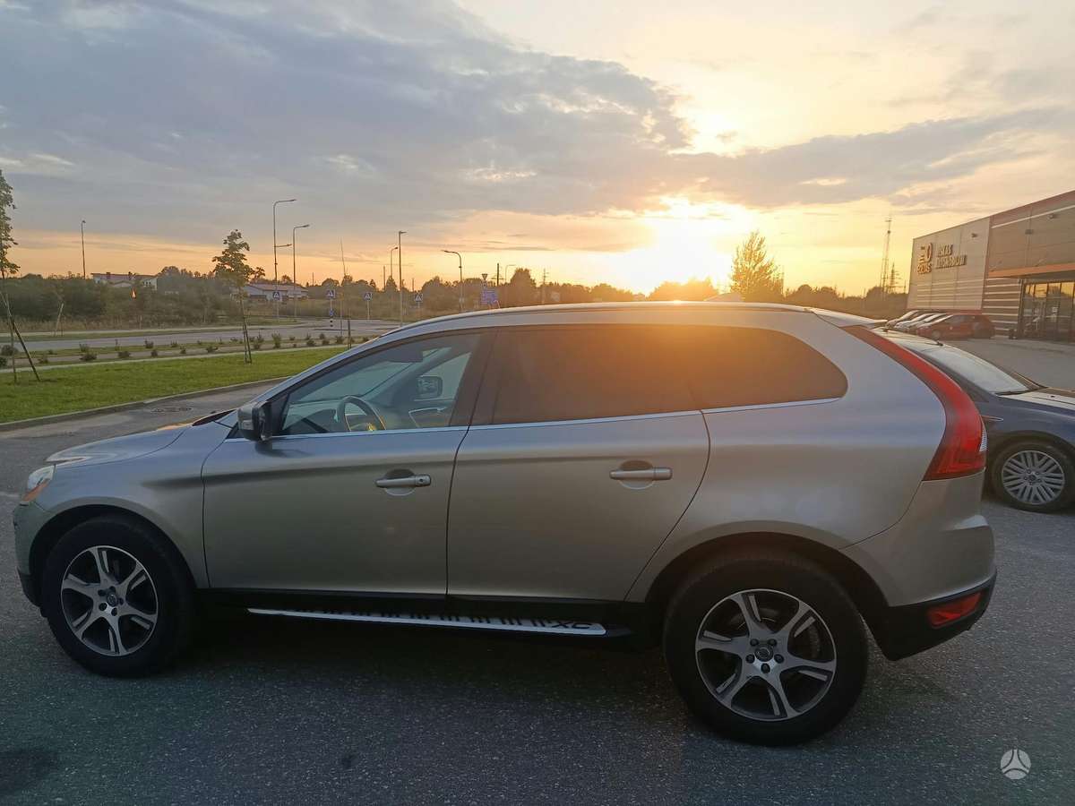 Volvo XC60 2011 — салон