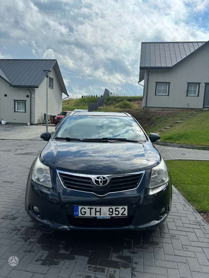 Toyota Avensis 2011 — rear view
