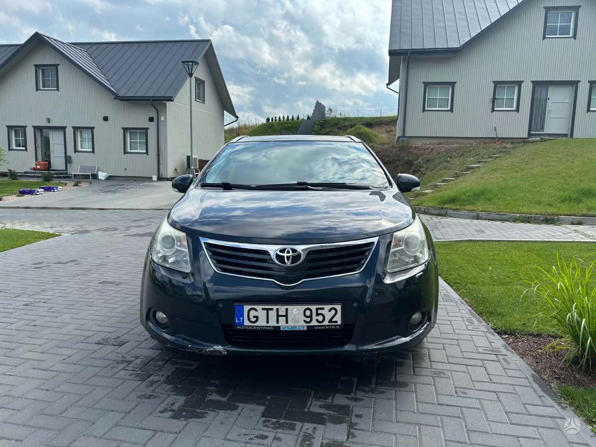 Toyota Avensis 2011 — interior