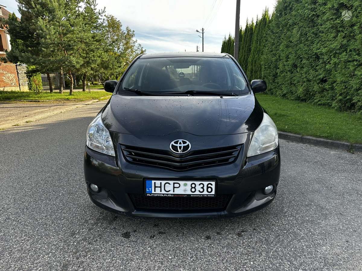 Toyota Verso 2010 — rear view