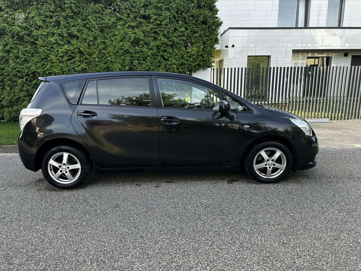 Toyota Verso 2010 — engine 2000 cm³, 111 HP (82kW)