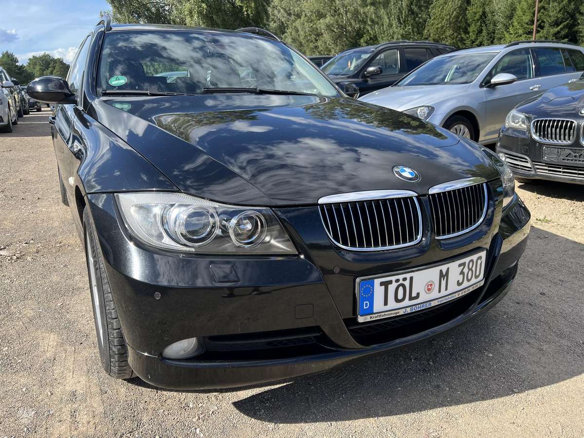 BMW 325 2006 — rear view