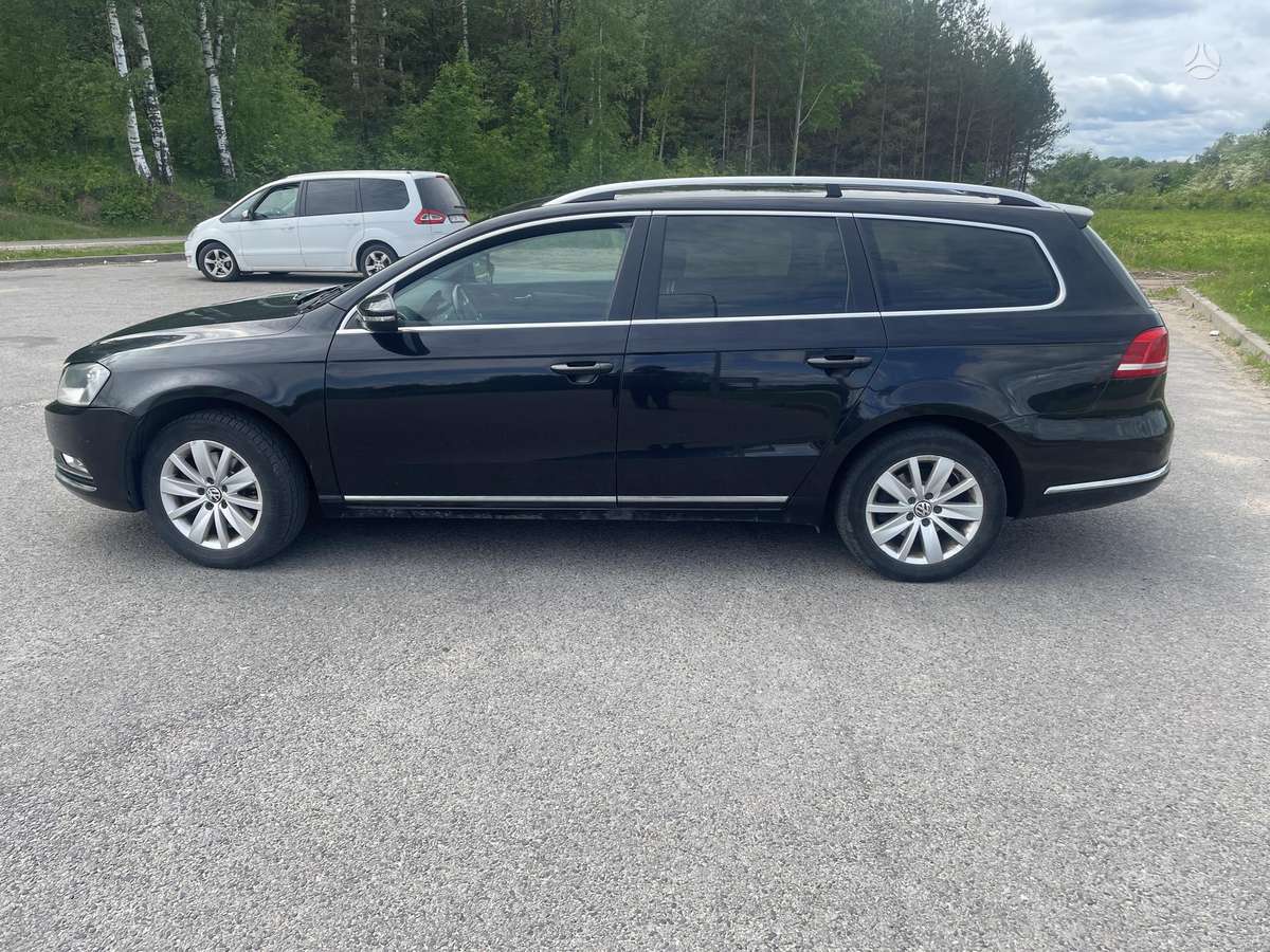 Volkswagen Passat 2011 — rear view
