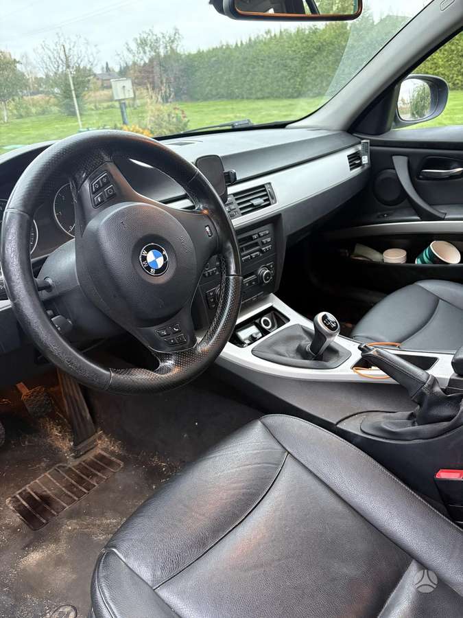BMW 318 2010 — photo 6