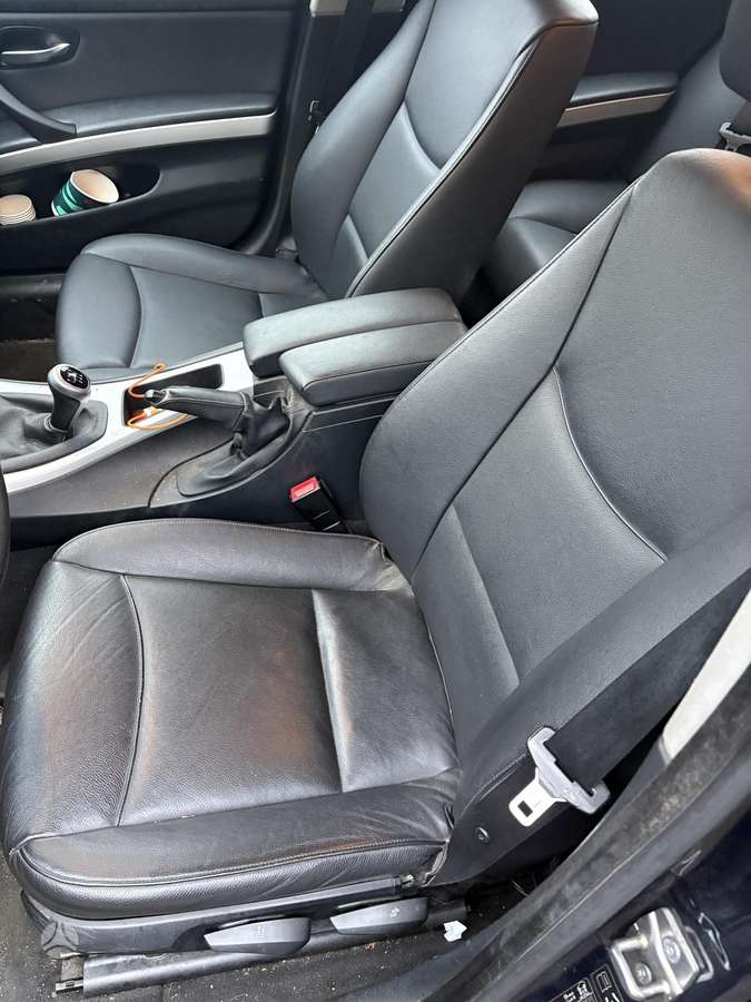 BMW 318 2010 — photo 7
