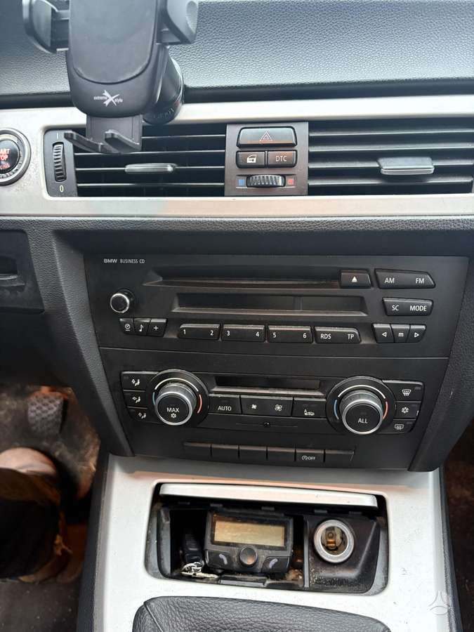 BMW 318 2010 — photo 9