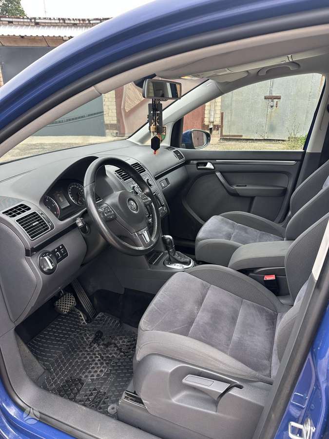 Volkswagen Touran 2011 — photo 12