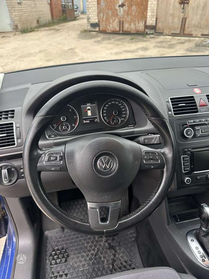 Volkswagen Touran 2011 — photo 14