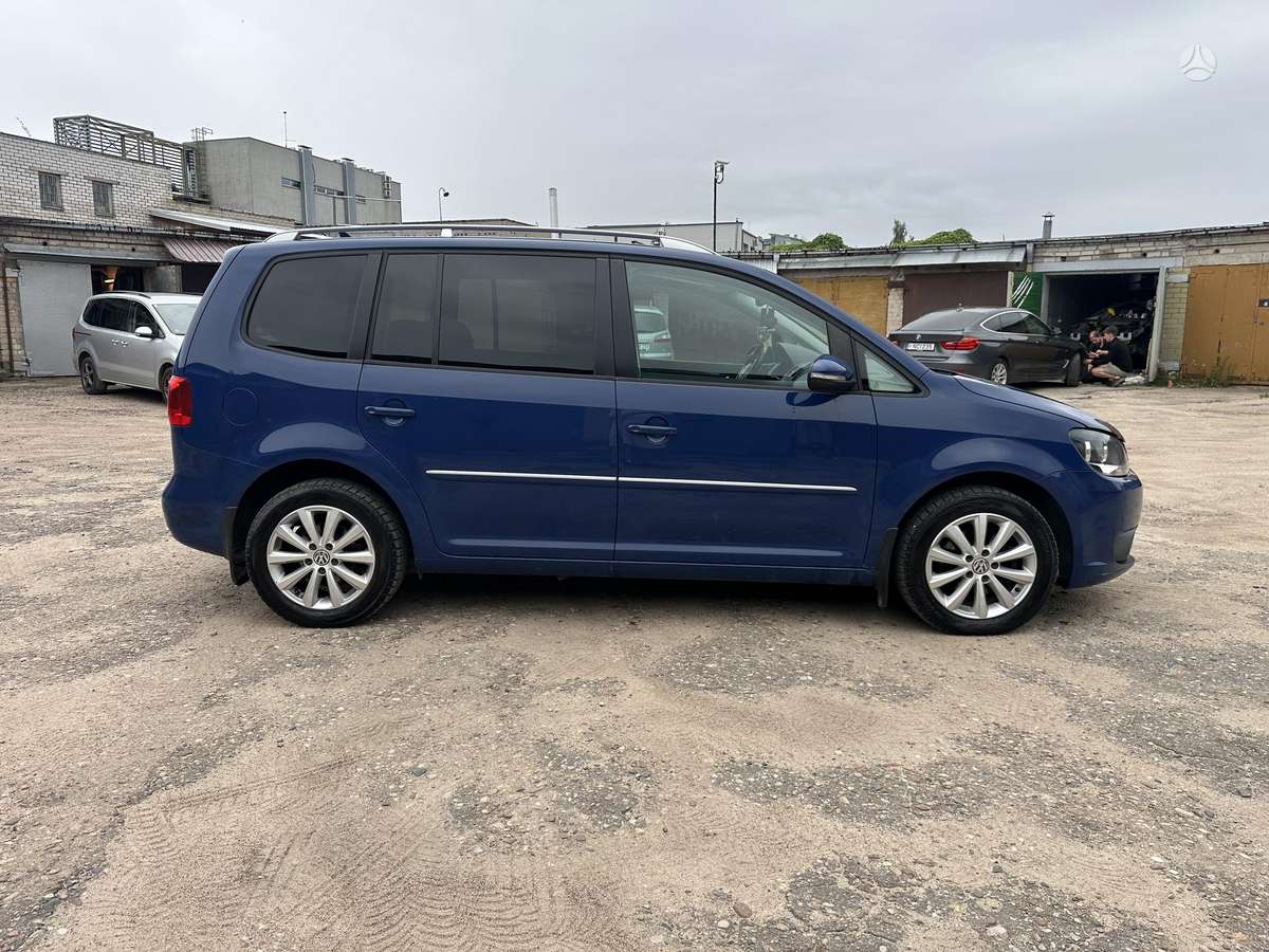 Volkswagen Touran 2011 — engine 1598 cm³, 105 HP (77kW)