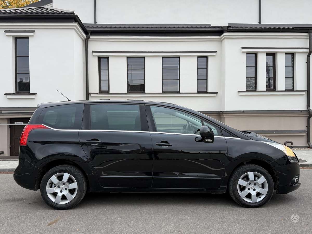 Peugeot 5008 2013 — rear view