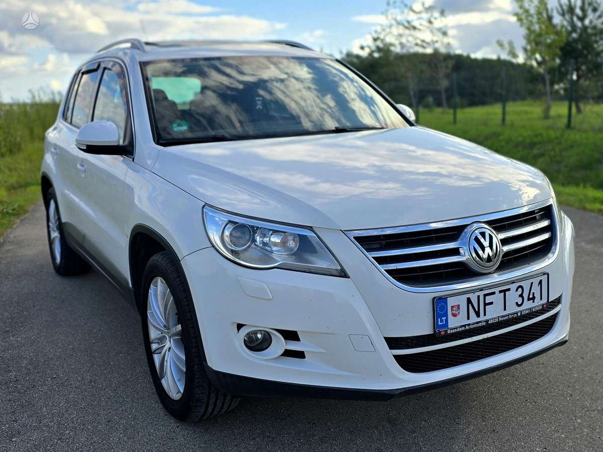 Volkswagen Tiguan 2009 — rear view