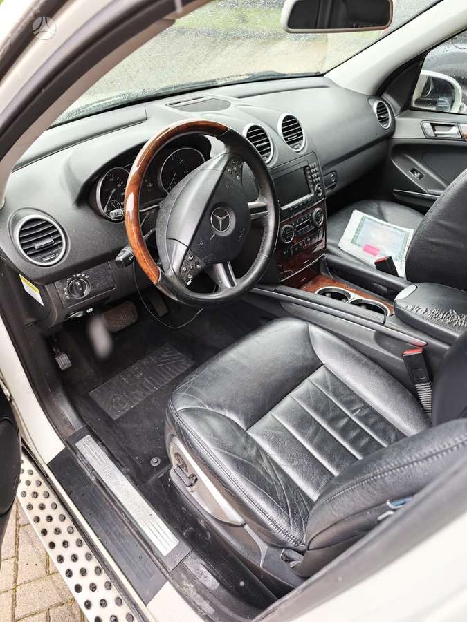 Mercedes-Benz ML550 2008 — engine 5461 cm³