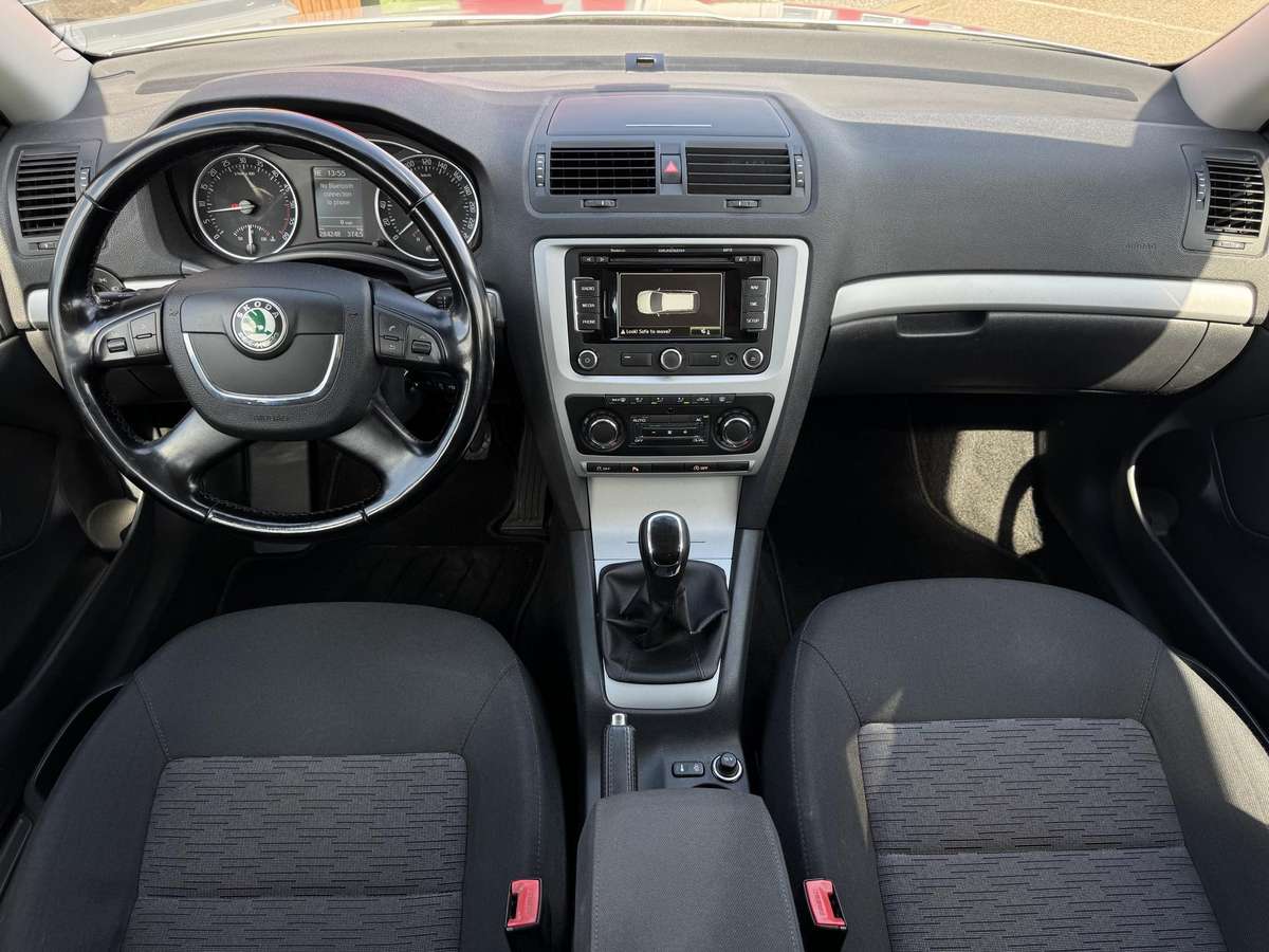 Skoda Octavia 2012 — rear view