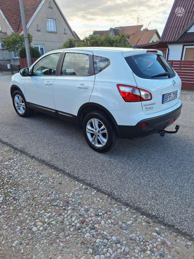 Nissan Qashqai 2013 — rear view