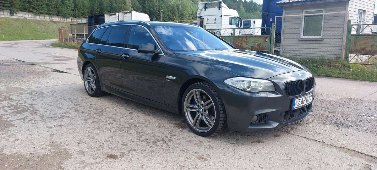 BMW 535 2011 — interior