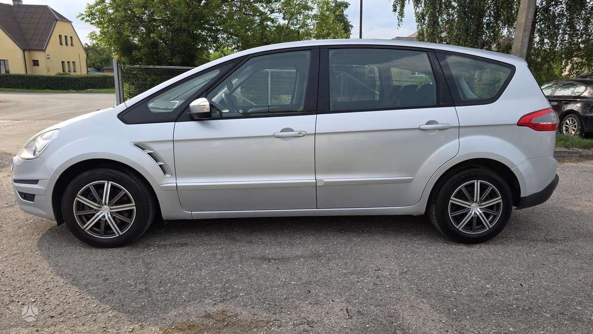 Ford S-MAX 2012 — вигляд ззаду