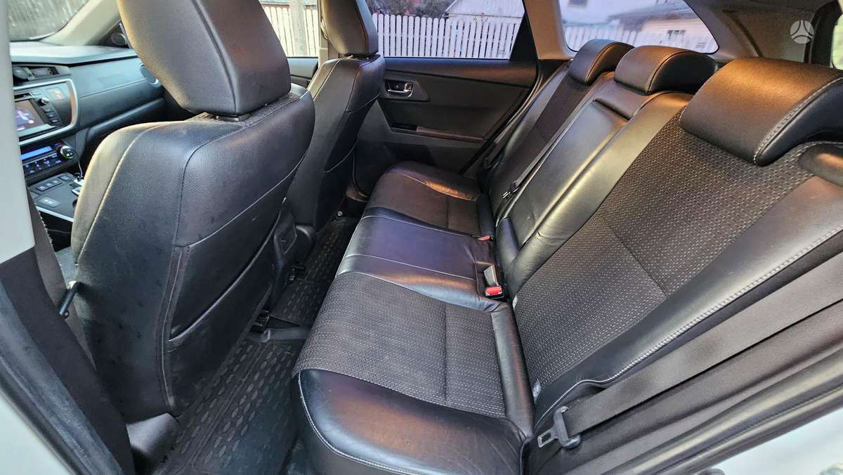 Toyota Auris 2014 — вигляд ззаду